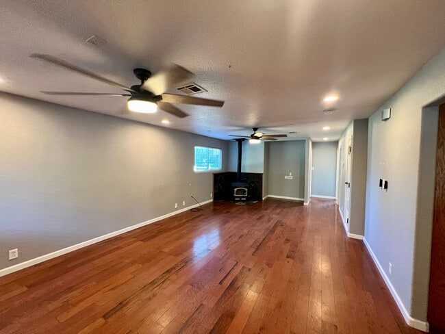 Building Photo - Well maintained single story on over half an acre lot!