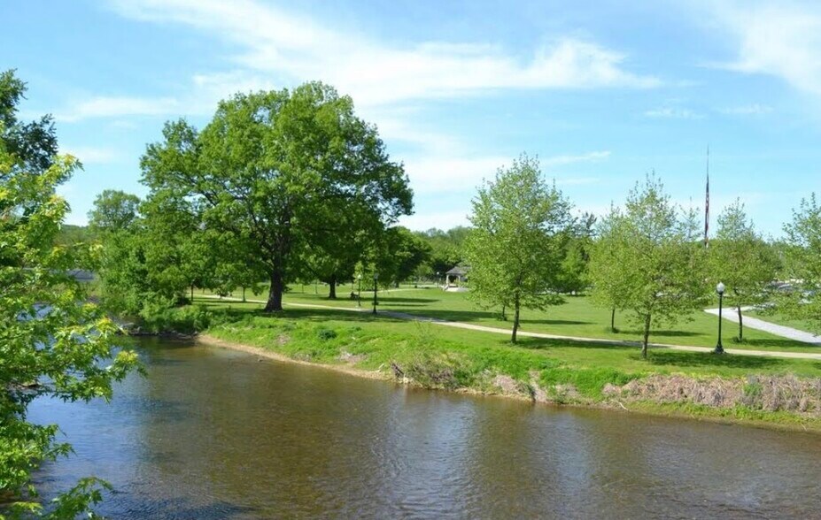 Building Photo - 335 E Lancaster Ave