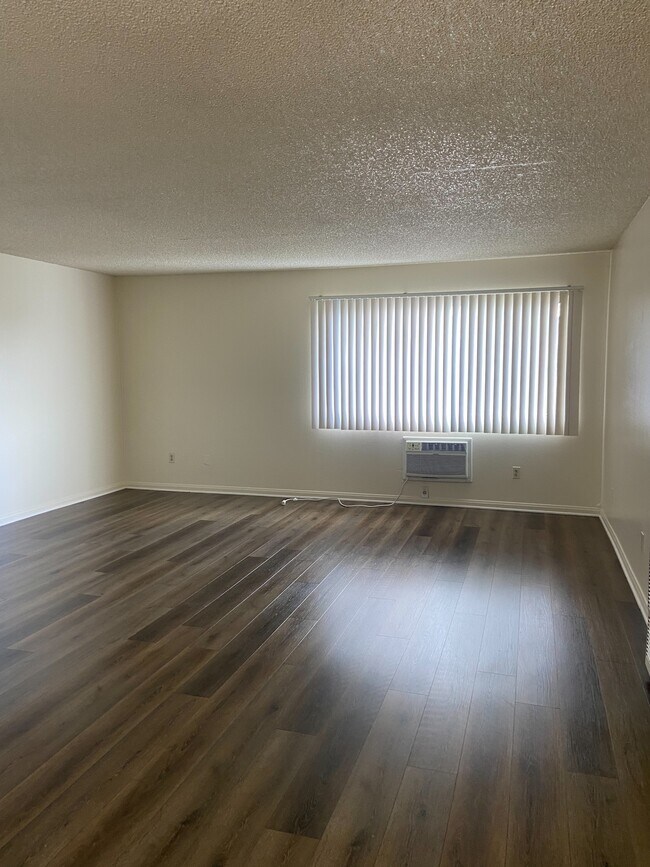 Building Photo - 1330 S Sunset Ave
