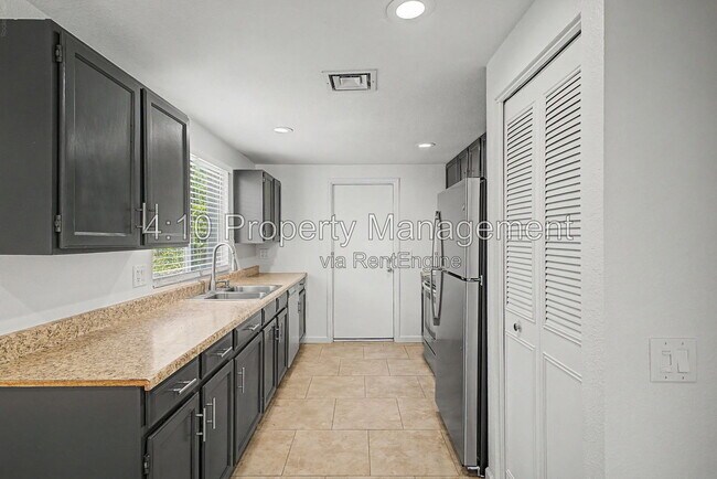 Building Photo - 2104 N Comanche Dr