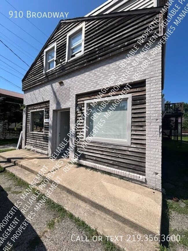 Building Photo - 910 Broadway-