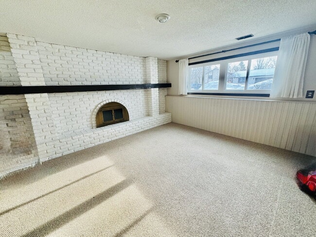 Building Photo - Nice Single family home 4-Bedroom Retreat with 2 Baths in Eagan – Your Perfect Home Awaits