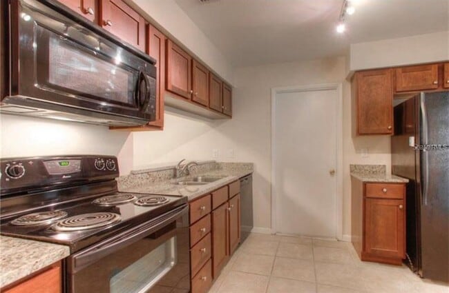 Building Photo - 1761 Lakeview Village Dr