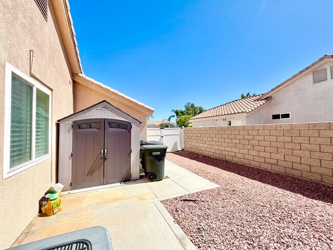 Building Photo - Move-In Ready 3 Bedroom 2 Bathroom Hemet Pool Home with Solar