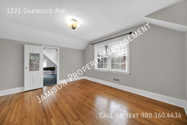 Building Photo - 1221 Oakwood Ave