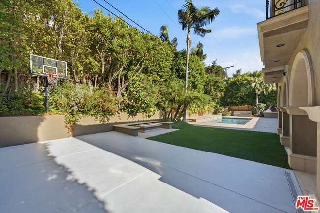 Building Photo - 2108 San Ysidro Dr