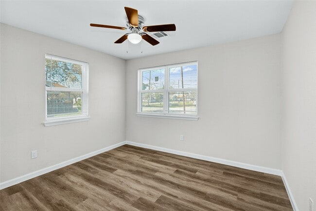 Building Photo - 207 E Bernard St