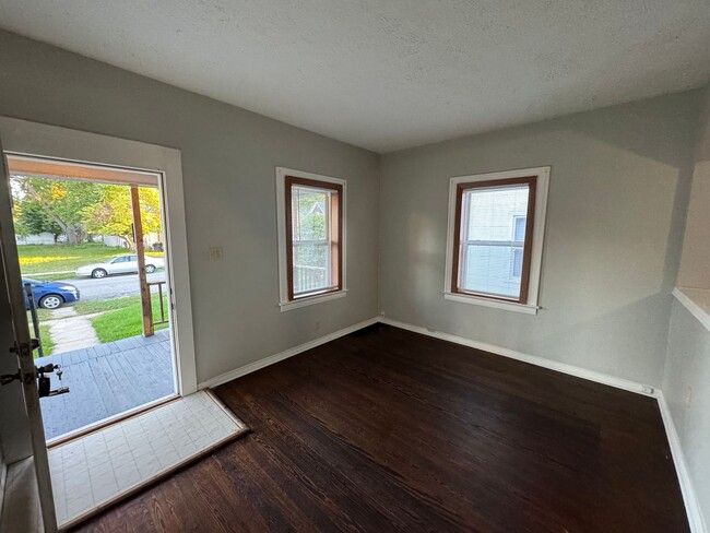 Building Photo - 3-Bedroom, 1-Bathroom Home in South Bend –...