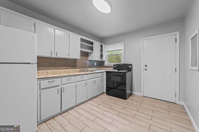 Building Photo - 147 Burnside St
