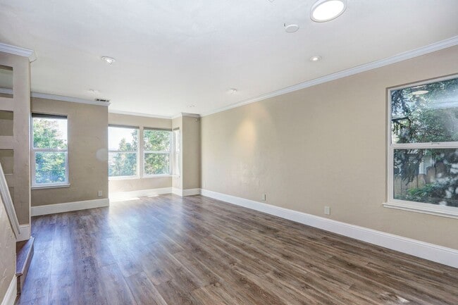 Building Photo - 2 Bed / 1 Bath townhome in sunny Potrero H...