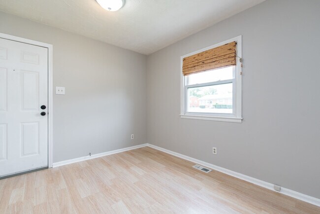 Building Photo - 2333 Alexandria Dr