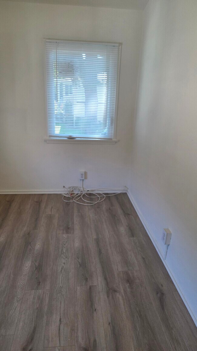 Building Photo - 4135 W Toluca Lake Ave