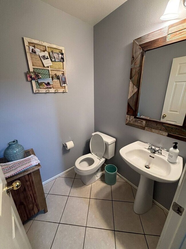Building Photo - 3 BD/ 2.5 BA SHORT-TERM FURNISHED TOWNHOME...