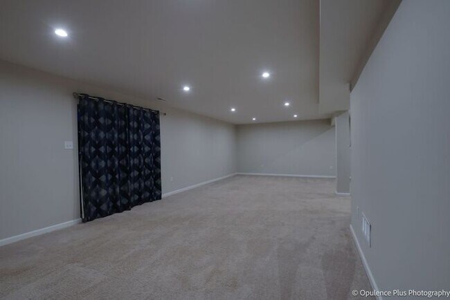 Building Photo - Gorgeous 3 Bed 3.5 Bath Fairborn Home!
