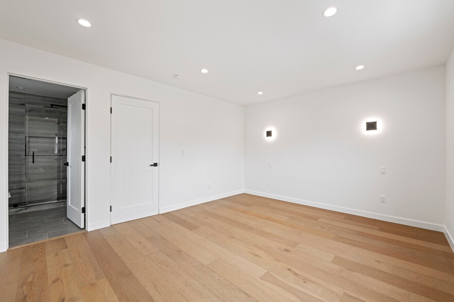 Building Photo - 8104 Paso Robles Ave