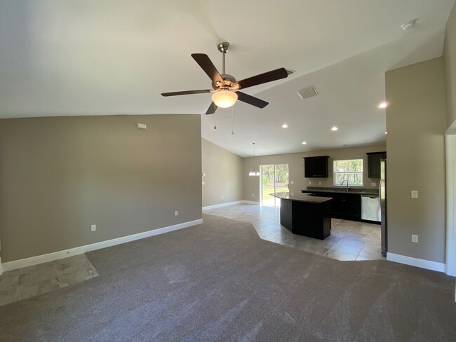 Building Photo - Desirable SW Ocala Neighborhood 4/2/2 *WON'T LAST*