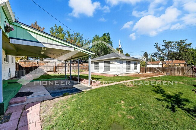 Building Photo - Charming Home with Central AC and Washer/D...