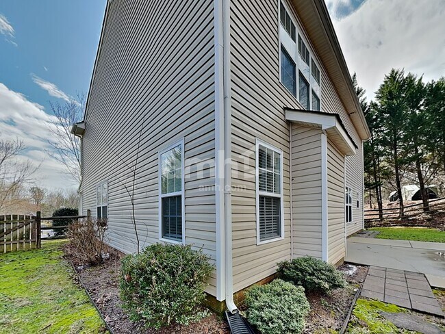 Building Photo - 2112 Coral Berry Ln