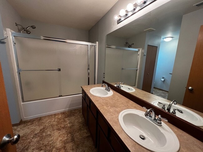 Building Photo - 3 Bedroom 2.5 Bath DuPont Home for Rent