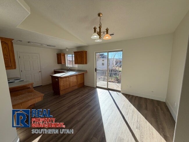 Building Photo - 2 Bedroom downtown