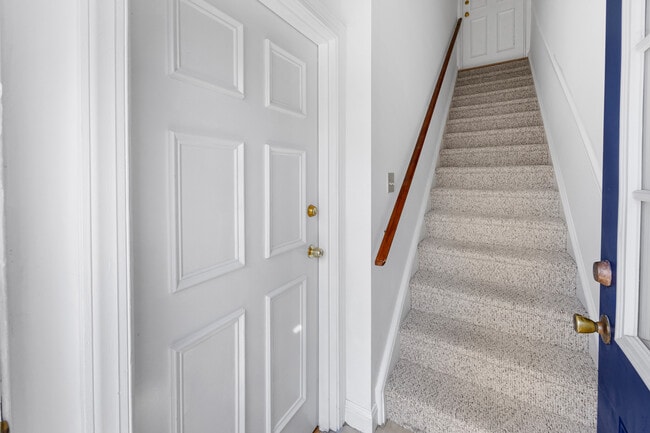 Building Photo - 300 E Elm St