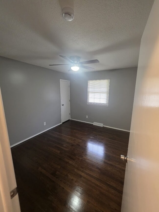 Building Photo - Beautiful 4 bedrooms and 1 bath home located on NE 38th St in Kansas City, MO
