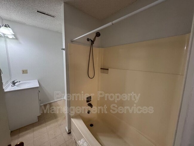 Building Photo - 10 Miners Pl
