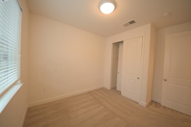 Building Photo - 5530 Esprit Way