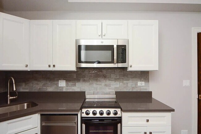 Primary Photo - 640 W Wrightwood Ave