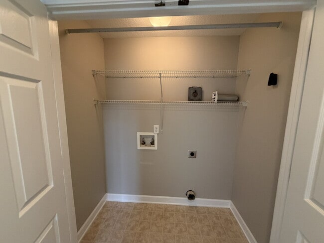 Building Photo - Town House For Rent
