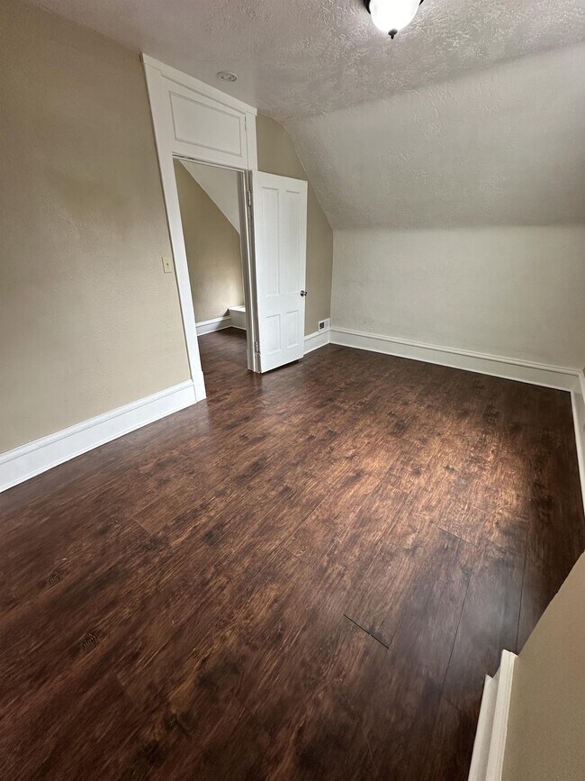 Building Photo - 708 4th Ave S