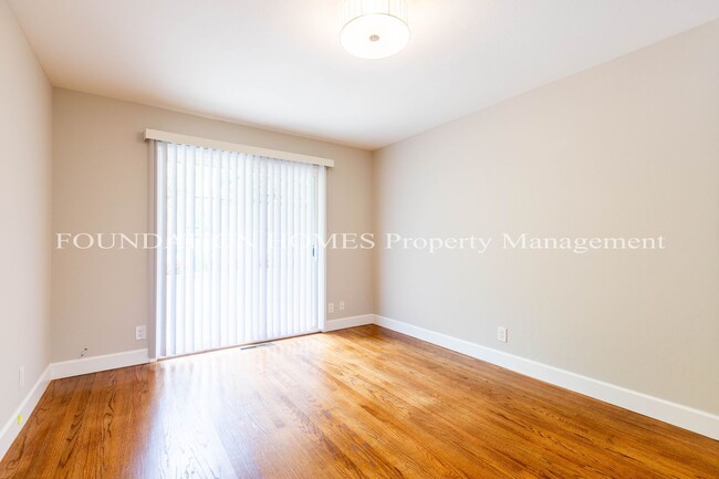 Building Photo - Beautifully Maintained 3BR Home!  AC!  Private Yard!  FOUNDATION