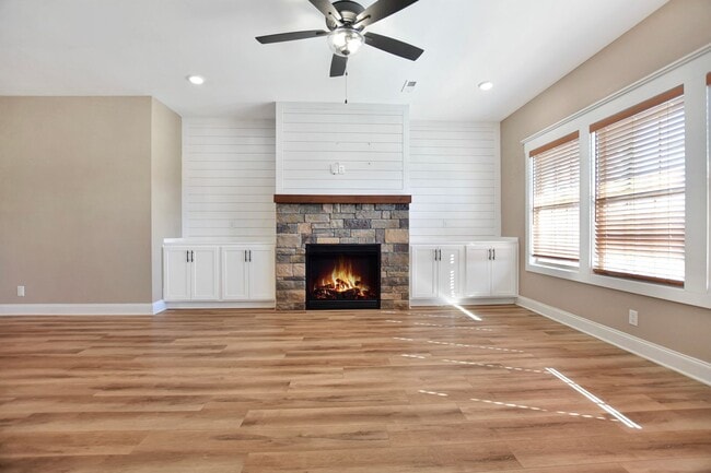 Building Photo - Pet Friendly Three Bedroom!