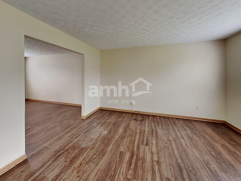 Building Photo - 452 Crestmoore Dr