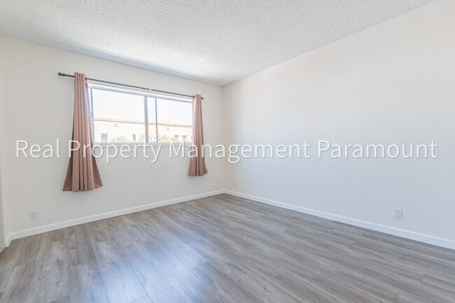 Building Photo - Beautiful One Bedroom Apartment in Miracle Mile