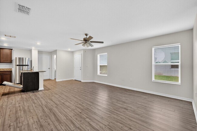 Building Photo - 3BR Townhome in Tavares with Open Floor Plan & Community Playground