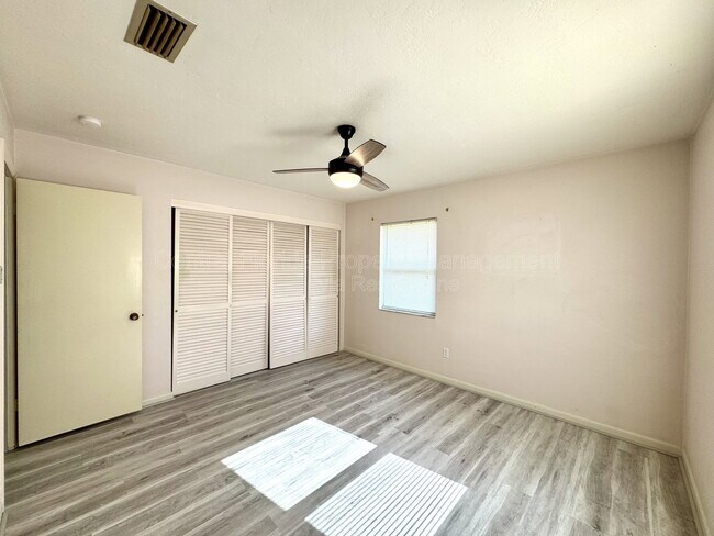 Building Photo - 1074 Gerona Ave