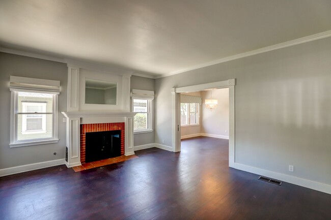Building Photo - Gorgeous Home in Old Towne Orange