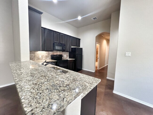 Building Photo - Spacious 3BR/2BA Duplex with Private Yard ...