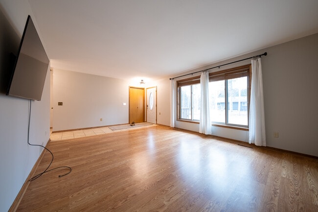 Building Photo - 1410 Juneau Ln N