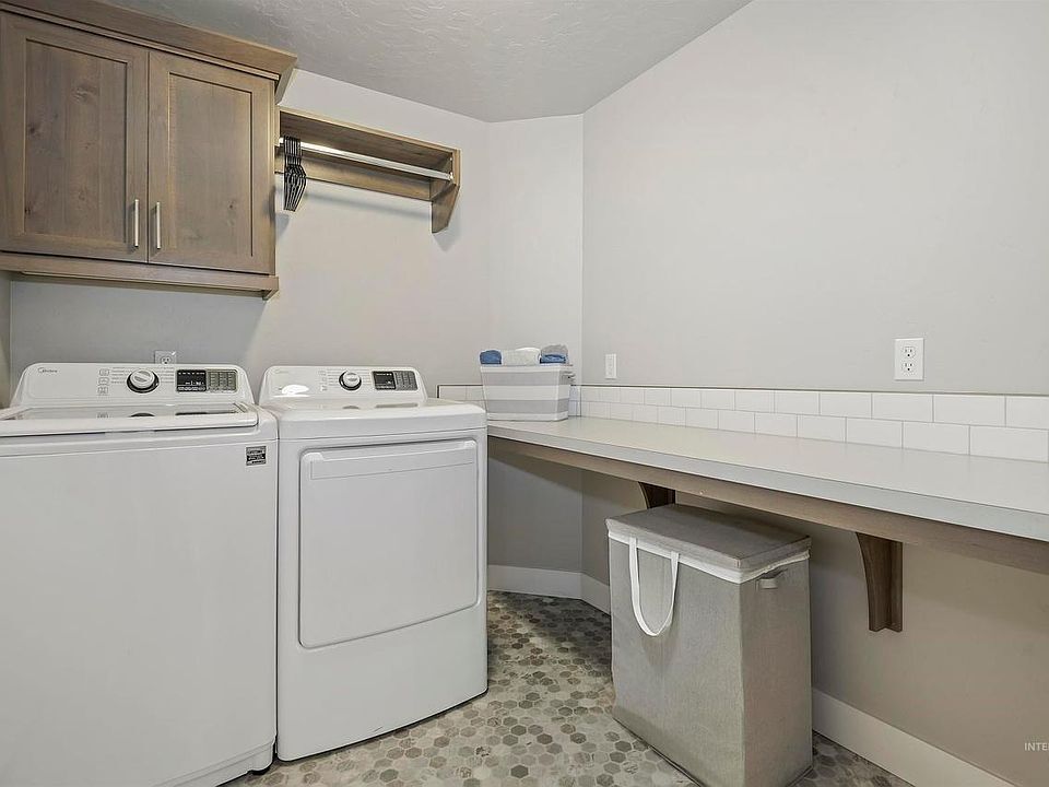 Building Photo - 710 Brampton Dr