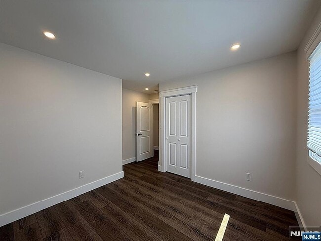 Building Photo - 682 Valley Brook Ave