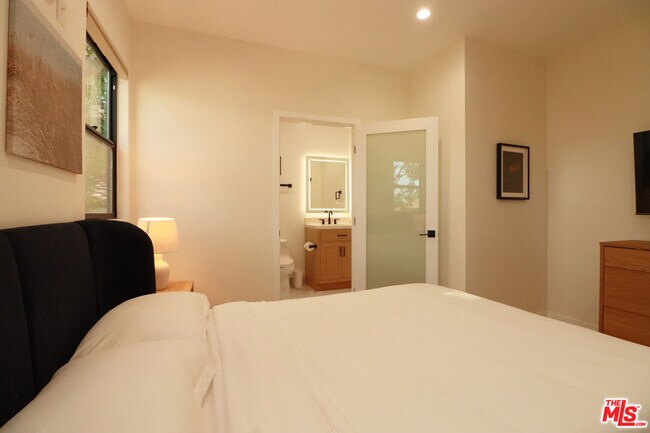 Building Photo - 9040 Phyllis Ave