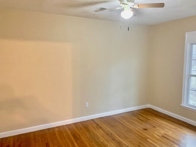 Building Photo - For Rent- 2 Bedroom, 1.5 Bath!