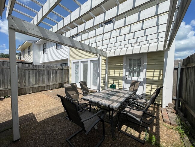 Building Photo - Townhome in Gated Community