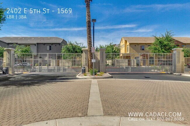Building Photo - 2402 E 5th St