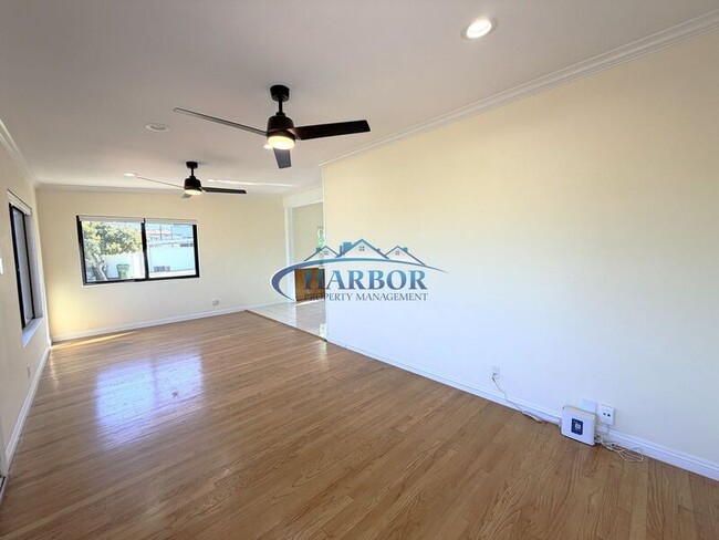 Building Photo - 827 W 22nd St