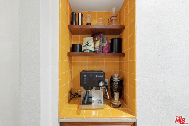 Building Photo - 1458 W 48th St