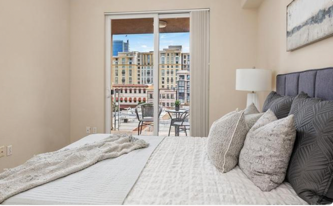 Building Photo - Fantastic Penthouse Unit Downtown Marina D...