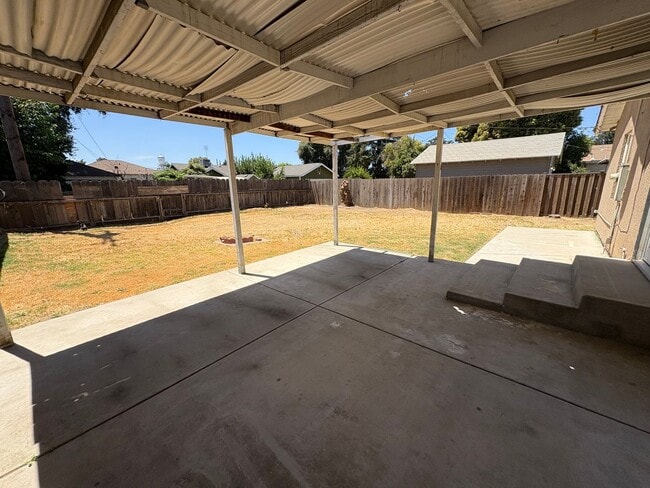 Building Photo - Spacious Tulare home Available Now!